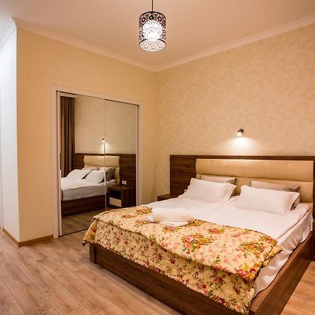 Yellow apartment in Avlabari Tiflis Dış mekan fotoğraf