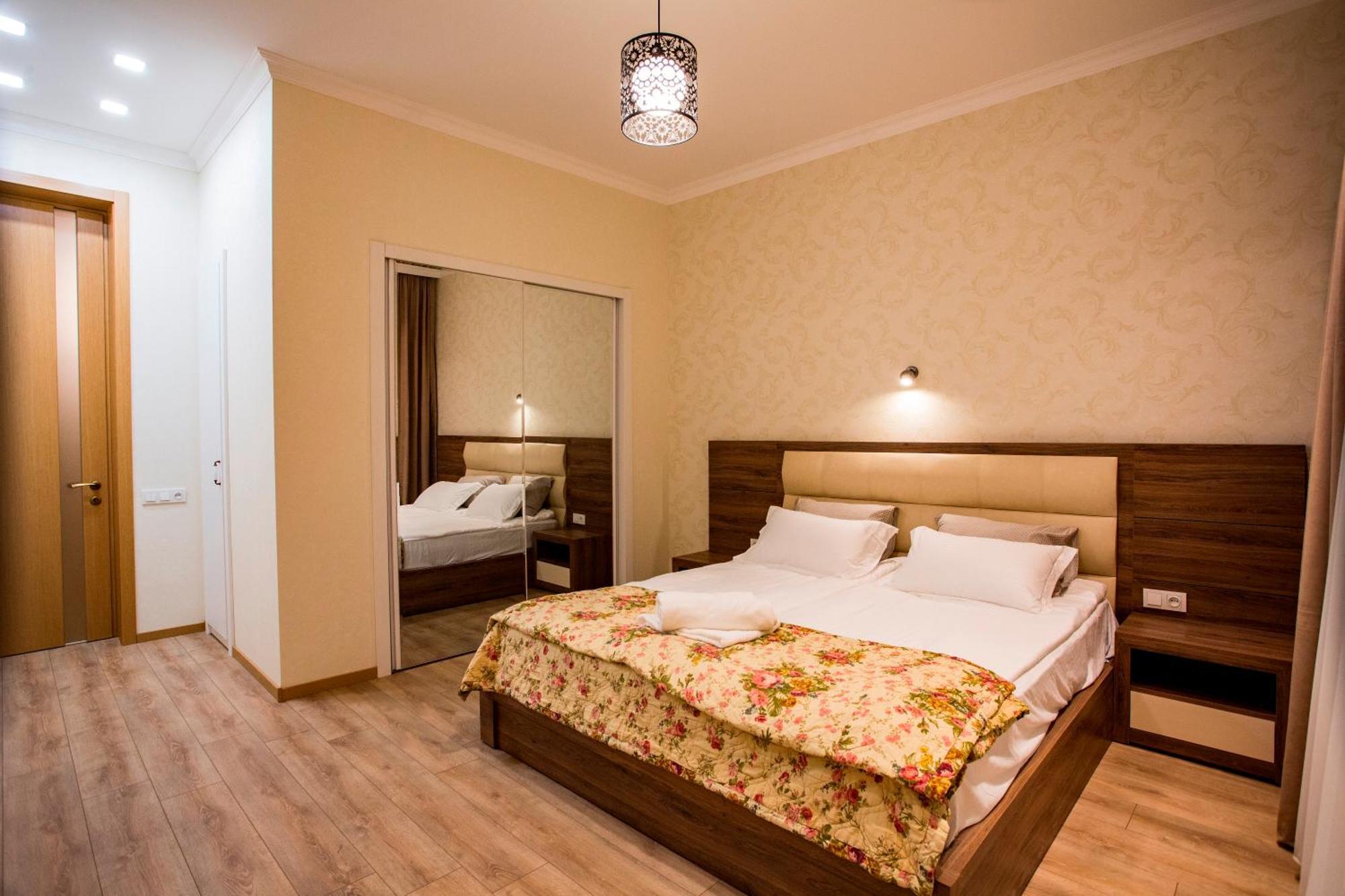 Yellow apartment in Avlabari Tiflis Dış mekan fotoğraf