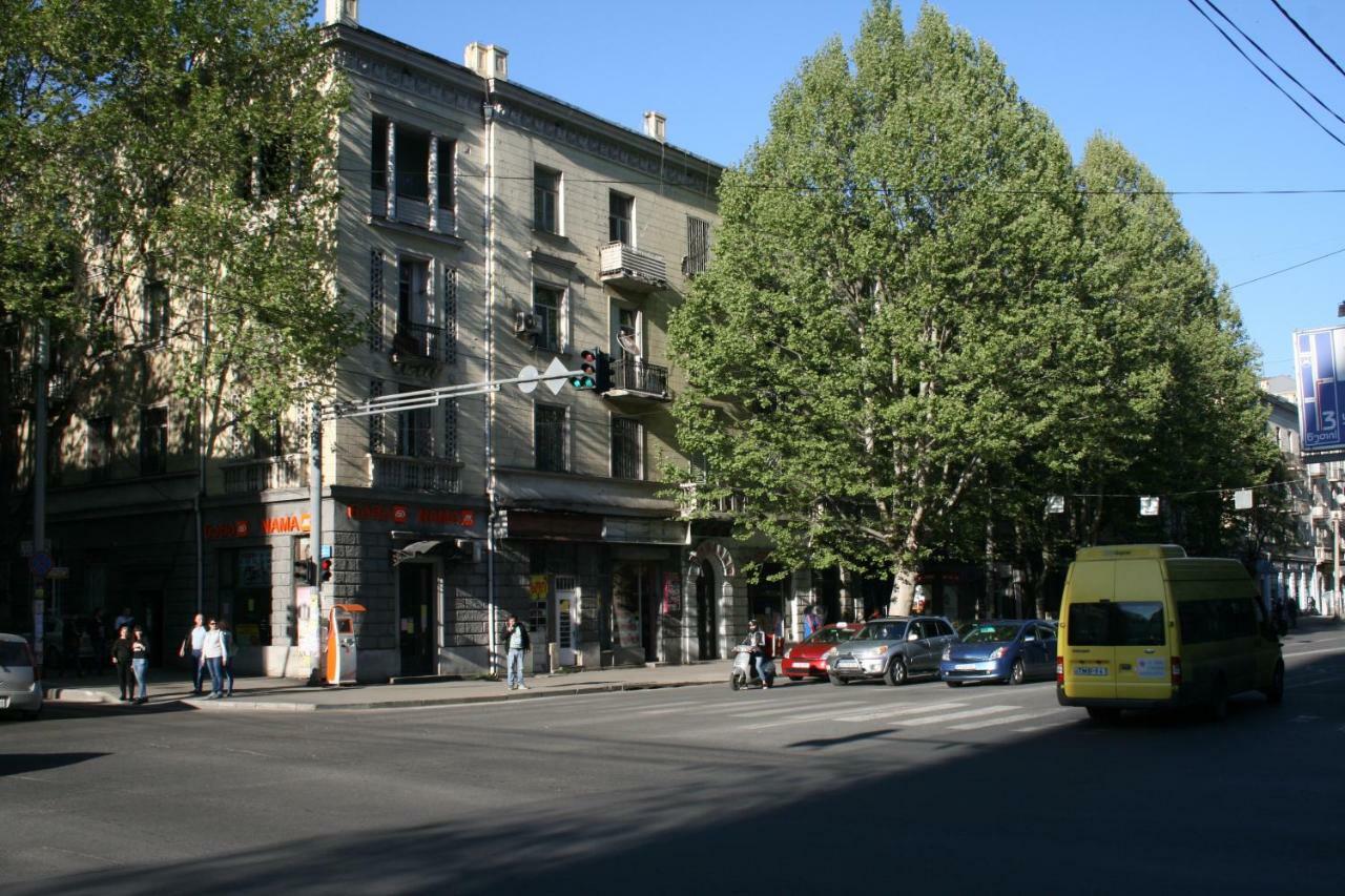 Yellow apartment in Avlabari Tiflis Dış mekan fotoğraf