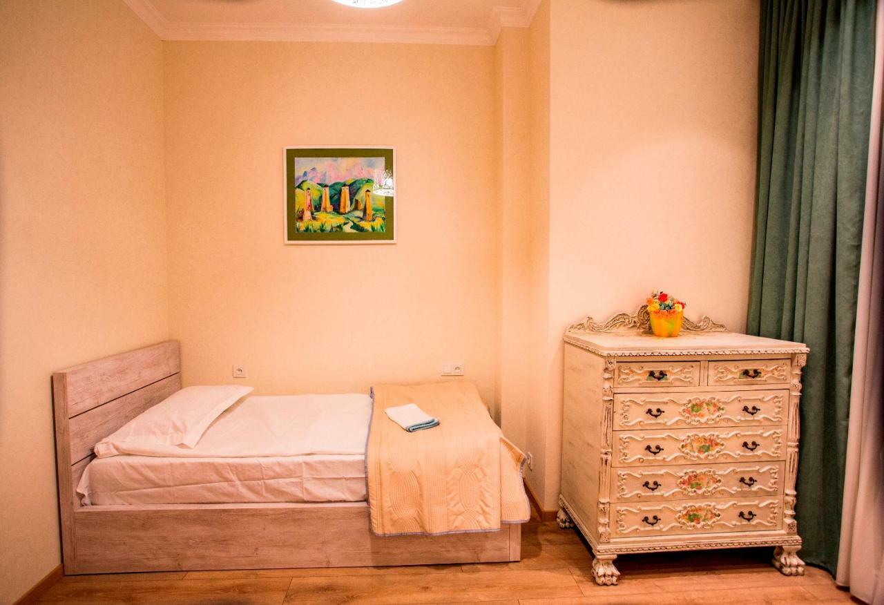 Yellow apartment in Avlabari Tiflis Dış mekan fotoğraf