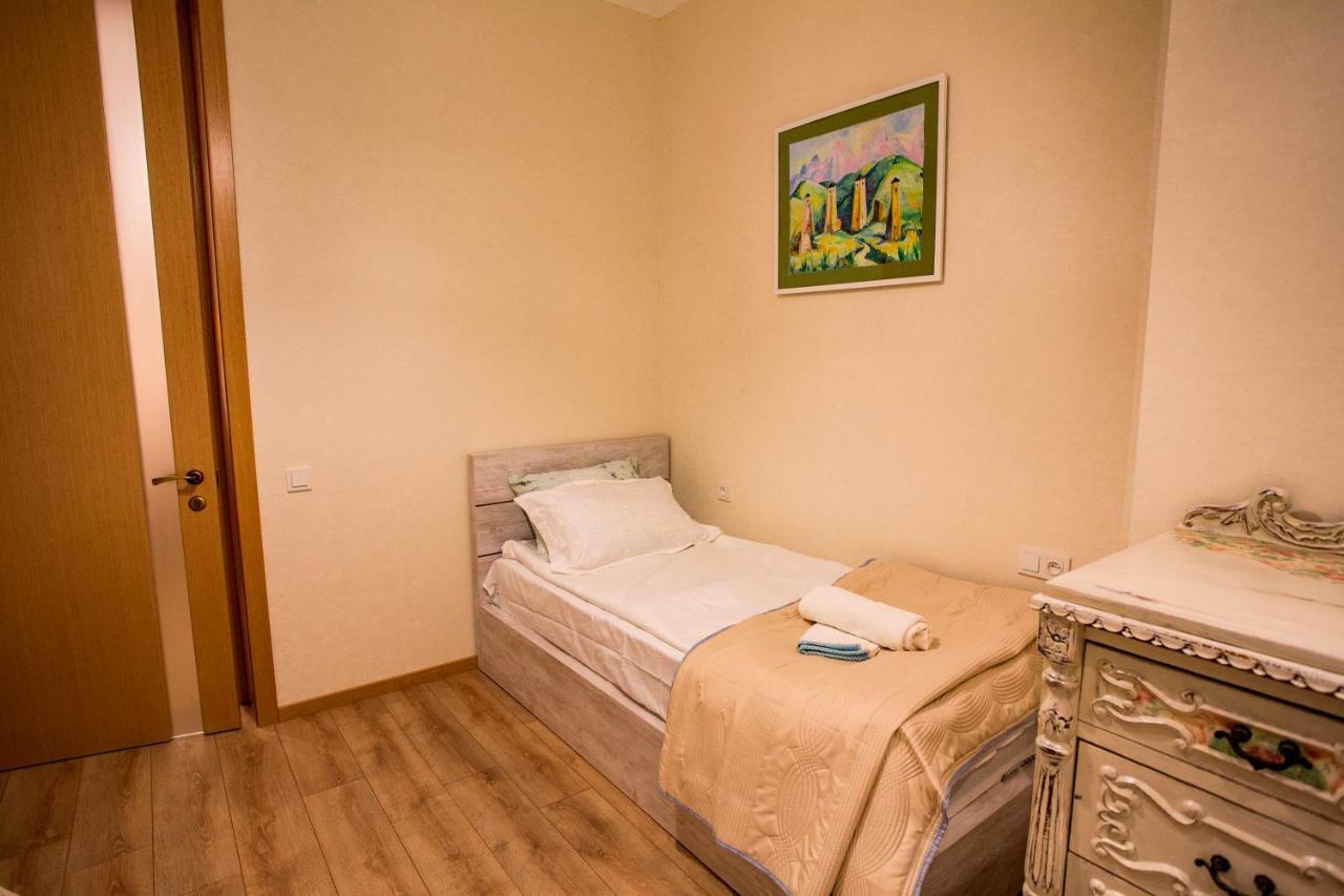 Yellow apartment in Avlabari Tiflis Dış mekan fotoğraf