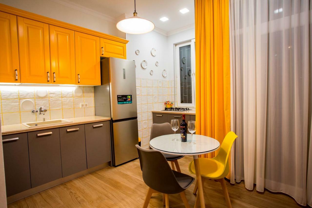 Yellow apartment in Avlabari Tiflis Dış mekan fotoğraf